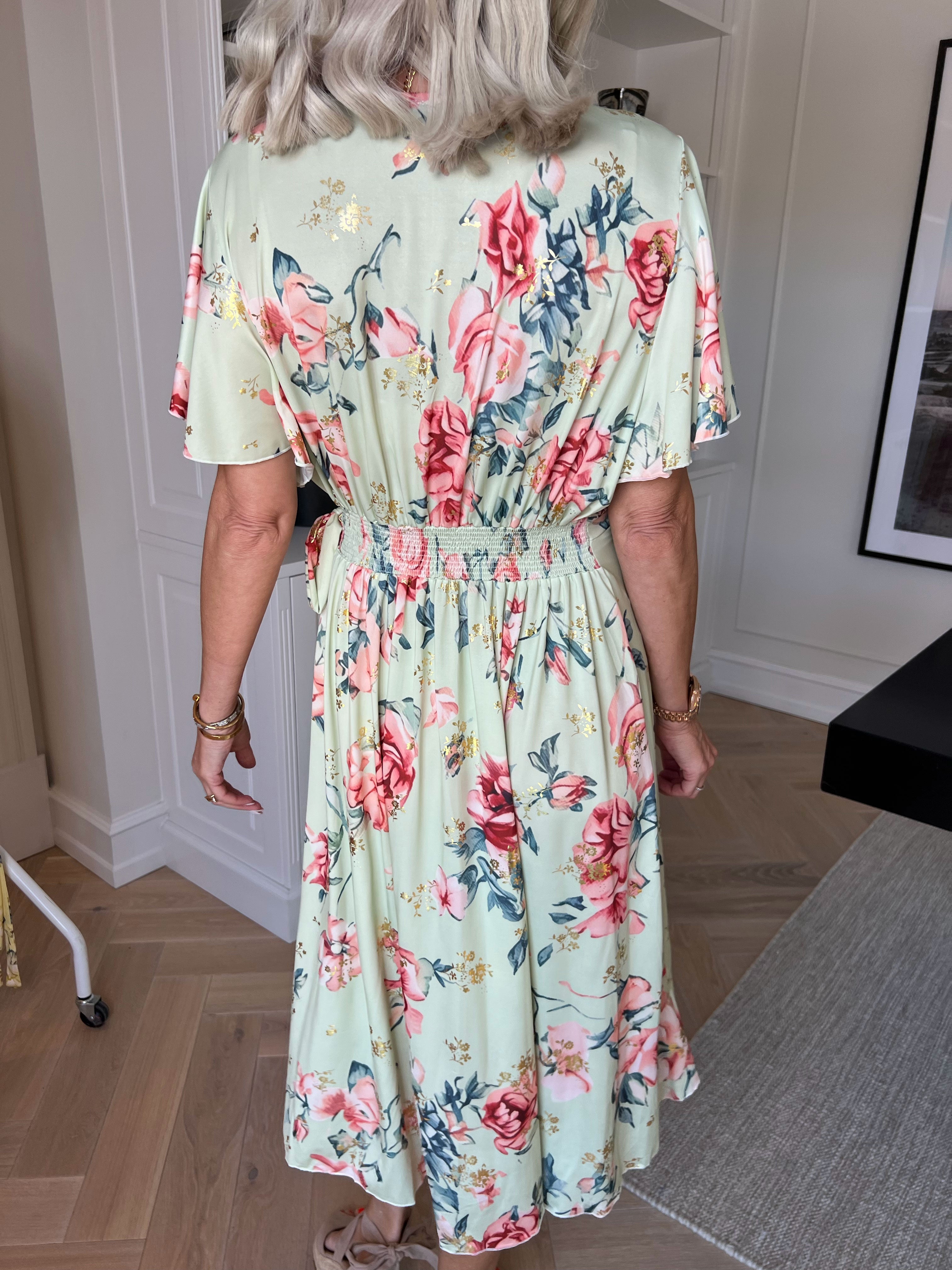 Savina Rose S/S - Blomstret elastisk kjole i slå-om-look